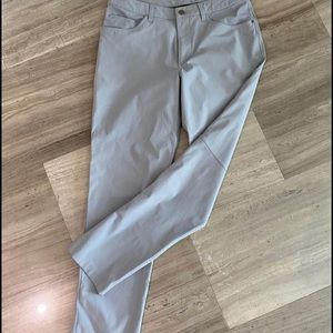 Lululemon men’s pants size 30 waist and 32 length.